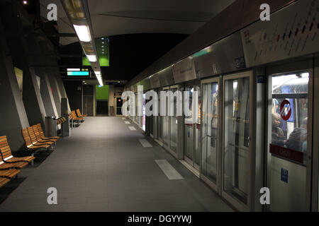 Lausanne, Suisse. 19 Oct, 2013. Un train automatique dans le CHUV (Centre hospitalier universitaire) une station de métro sur la ligne M2, à Lausanne, Suisse.Photo : Mathieu Arlettaz/NurPhoto NurPhoto © Mathieu Arlettaz//ZUMAPRESS.com/Alamy Live News Banque D'Images