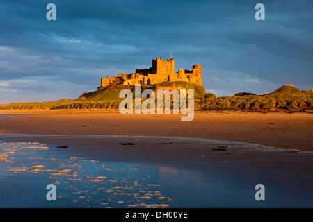 Château de Bamburgh dans la dernière lumière du jour, Bamburgh, Northumberland, England, United Kingdom Banque D'Images