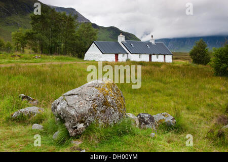 Black Rock Cottage dans les Highlands écossais, Glen Coe, Ecosse, Royaume-Uni Banque D'Images