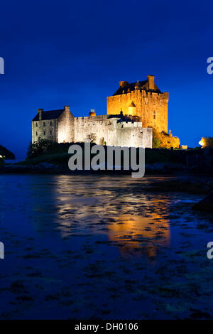 Le Château d'Eilean Donan allumé au crépuscule, Loch Alsh, Ecosse, Royaume-Uni Banque D'Images