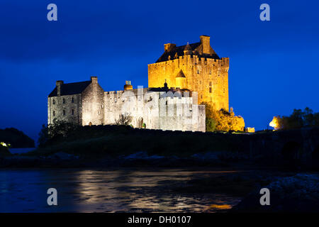 Le Château d'Eilean Donan allumé au crépuscule, Loch Alsh, Ecosse, Royaume-Uni Banque D'Images