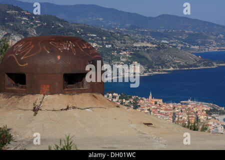 Tourelle à canon d'un fort de la Ligne Maginot à Roquebrune Cap Martin, Menton à l'arrière, Département Alpes Maritimes, Région Banque D'Images