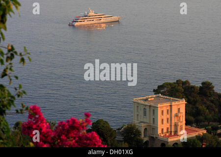 Yacht à moteur Indian Empress, La Villa La Vigie, Roquebrune Cap Martin, Monaco, Côte d'Azur, de l'Europe Banque D'Images