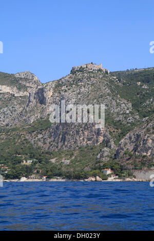 Eze Village et Eze Bord de Mer, vu de la mer, de la Côte d'Azur, France, Europe, Méditerranée Banque D'Images