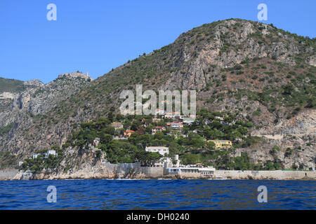 Eze Village et Eze Bord de Mer, vu de la mer, de la Côte d'Azur, France, Europe, Méditerranée Banque D'Images