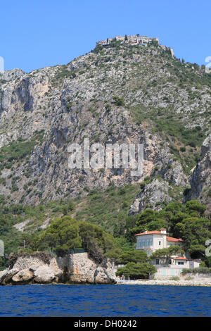 Eze Village et Eze Bord de Mer, vu de la mer, de la Côte d'Azur, France, Europe, Méditerranée Banque D'Images