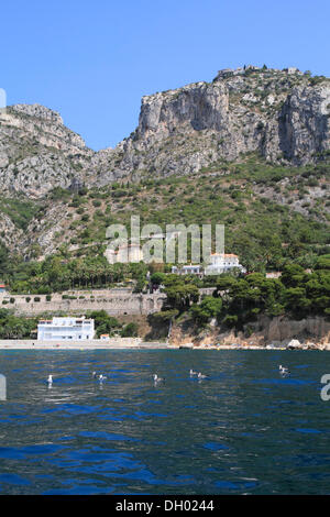 Eze Village et Eze Bord de Mer vu de la mer, de la Côte d'Azur, France, Europe, Méditerranée Banque D'Images