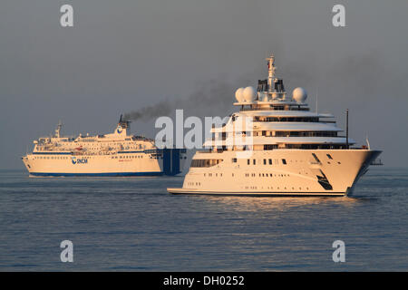 Yacht à moteur topaze sur son voyage inaugural qui arrivent dans le port de Nice, construit par AQUANAUT YACHTS, Longueur : 147 mètres, construit en 2012 Banque D'Images