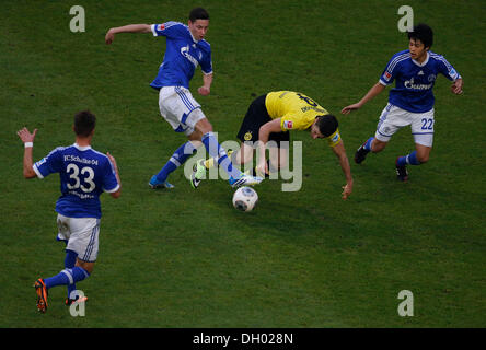 Fussball, Gelsenkirchen , France , 1. Bundesliga , 10. Spieltag, FC Schalke 04 - Borussia Dortmund 3 - 1 dans der Veltins Arena auf Schalke am 26. 10. 2013 Julian DRAXLER (S04) 2.v.li.- im Zweikampf mit Robert LEWANDOWSKI (BVB) -Mitte , beobachtet von Atsuto UCHIDA (S04) re.- © Norbert schmidt/Alamy Live News Banque D'Images