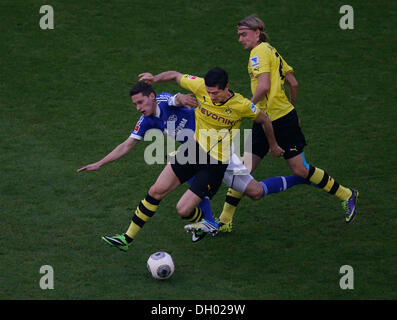 Fussball, Gelsenkirchen , France , 1. Bundesliga , 10. Spieltag, FC Schalke 04 - Borussia Dortmund 3 - 1 dans der Veltins Arena auf Schalke am 26. 10. 2013 Julian DRAXLER (S04) Robert LEWANDOWSKI (BVB) -M und Marcel SCHMELZER (BVB) r.- zu gebracht automne © Norbert schmidt/Alamy Live News Banque D'Images