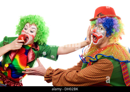 Clowns se battent pour une pomme. Isolé Banque D'Images