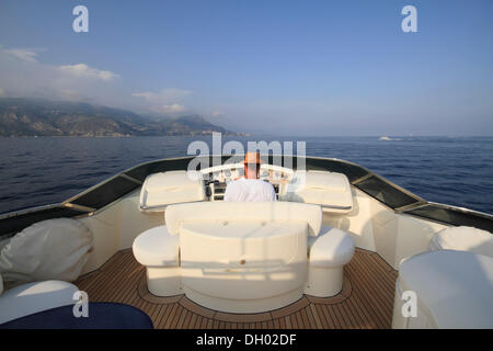 Climatisation, terrasse, Leonardo II, un croiseur construit par Azimut, type de bateau : Leonardo 98, Longueur : 30.15 m, construit en 2004 Banque D'Images