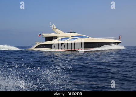 Leonardo II, un croiseur construit par Azimut, type de bateau : Leonardo 98, Longueur : 30.15 m, construit en 2004, d'Azur, France Banque D'Images