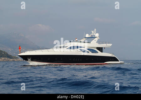 Leonardo II, un croiseur construit par Azimut, type de bateau : Leonardo 98, Longueur : 30.15 m, construit en 2004, d'Azur, France Banque D'Images
