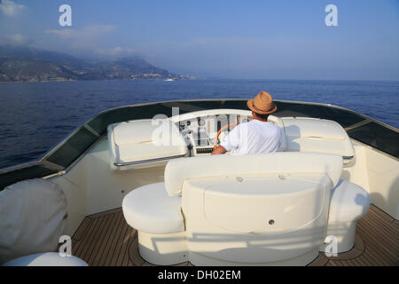 Le capitaine à la roue sur le fly, Leonardo II, un croiseur construit par Azimut, type de bateau : Leonardo 98, Longueur : 30.15 m Banque D'Images