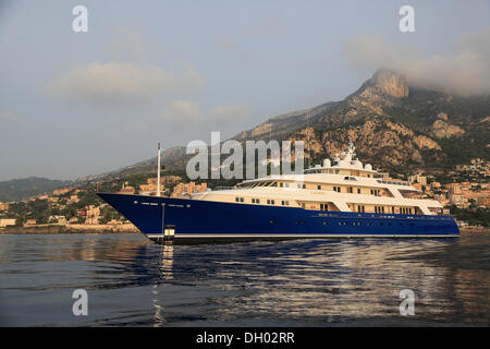 Motor Yacht de Laurel, chantier maritime Delta, longueur 73,15 mètres, construit en 2006, l'ancre en face de la Principauté de Monaco Banque D'Images