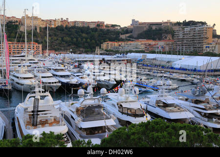 Monaco Yacht Show 2012, le Port Hercule dans la soirée, Palais du Prince, à l'arrière, Principauté de Monaco, Cote d'Azur Banque D'Images
