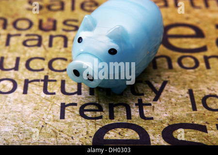 Louer texte sur papier grunge avec piggy bank Banque D'Images