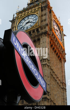 Signe de la station de métro Westminster devant Elizabeth Tower ou Big Ben, Westminster, Londres, région de London Banque D'Images