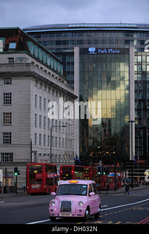 Park Plaza Hotel vu depuis le pont de Westminster, Lambeth, London, région de London, Angleterre, Royaume-Uni Banque D'Images