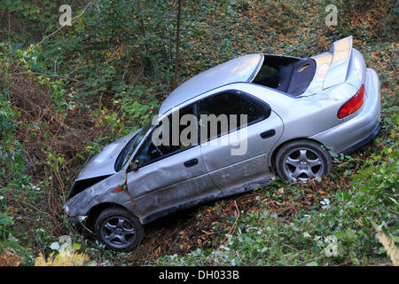 Voiture qui a poussé hors de la route et sur une berge, d'accident de la circulation Banque D'Images