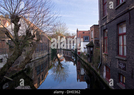 Vue sur le canal avec de vieilles maisons à Bruges, Belgique. Banque D'Images
