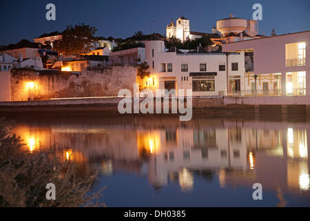 Les lumières de la vieille ville se reflètent dans la rivière in the Golfer's Paradise, Tavira, Algarve, Portugal, Europe Banque D'Images