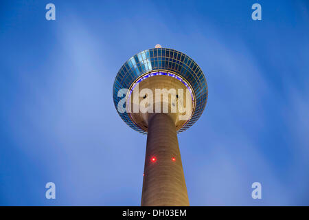 Rheinturm Tour, tour de télévision de nuit, Düsseldorf, Rhénanie du Nord-Westphalie Banque D'Images