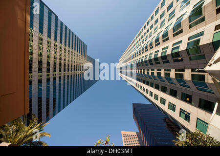 Gratte-ciel du centre-ville de Los Angeles, worm's eye view, Los Angeles, California, United States Banque D'Images