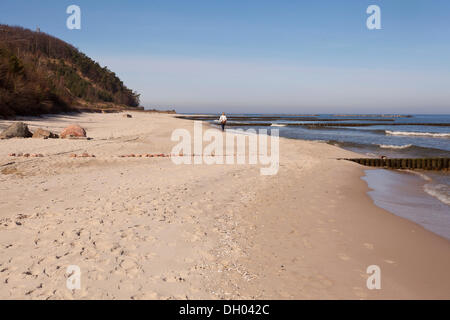 Plage avec des rochers dans l'île de Usedom, Koserow, Mecklembourg-Poméranie-Occidentale Banque D'Images