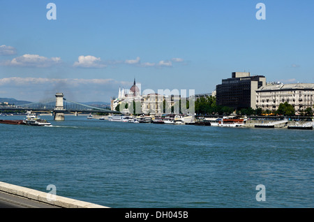 Hongrie Budapest Danube avec pont des Chaînes et le Parlement hongrois à distance Banque D'Images