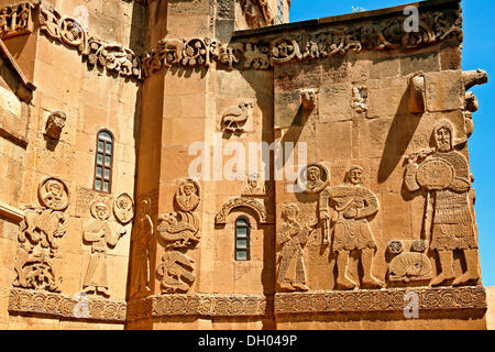 Bas-relief sculptures avec des scènes de la bible sur l'extérieur de la 10e siècle cathédrale orthodoxe arménienne de la sainte Banque D'Images