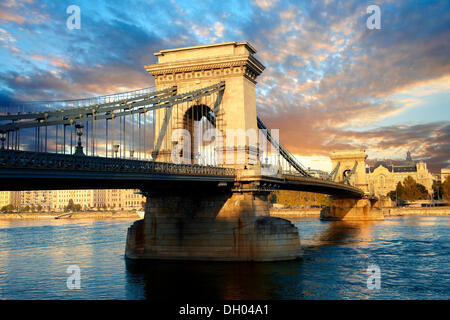 Szecheni lanchid chain bridge, pont suspendu sur le Danube entre Buda et Pest, Budapest, Hongrie, Europe Banque D'Images