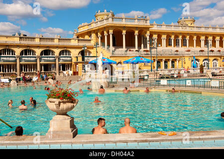 La néo baroque des bains Szechenyi, le plus grand établissement thermal médicinales en Europe, City Park, Budapest, Hongrie, Europe Banque D'Images