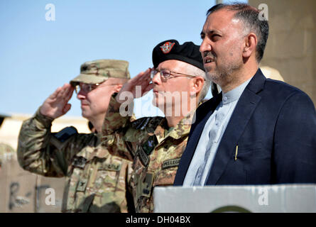 Farah Gouvernement Provincial. Mohammed Omer Sherzad, droite, Commandement régional Ouest, commandant, le Brigadier italien. Le général Michele Pellegrino et commandement régional Ouest, commandant adjoint de l'armée américaine, le colonel Thomas Brittain saluer lors d'une cérémonie de transfert de la base de la remise de base d'opération avancée Farah. Banque D'Images