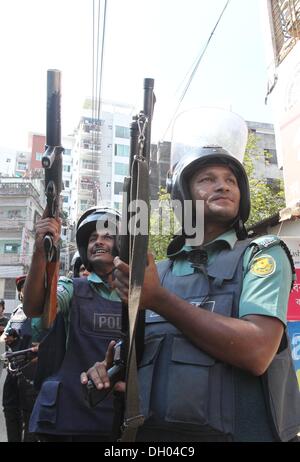 Dhaka, Bangladesh. 28 Oct, 2013. Mettre le feu de la police au cours de l'affrontement entre les activités des partis d'opposition en partie ancienne de Dhaka au cours des 60 heures de grève par le parti de l'opposition. Quatre personnes ont été tuées dans des affrontements au 2ème jour de grève nationale appelée par l'opposition Parti nationaliste du Bangladesh (BNP) et ses 18 partie d'alliances. La grève est à la demande du premier ministre et de cesser de faire de la place pour des sondages dans le cadre d'un gouvernement intérimaire. ©Monirul Alam Monirul Alam : Crédit/ZUMAPRESS.com/Alamy Live News Banque D'Images