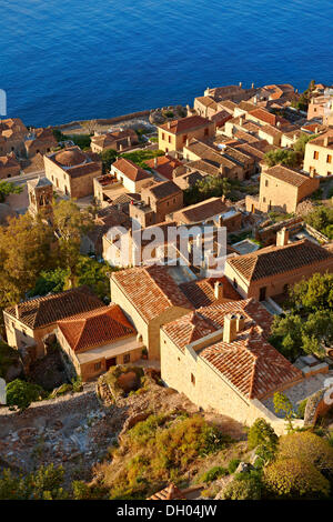 Vue aérienne de Monemvasia, château de l'île byzantine ville avec sur le plateau de l'acropole, Péloponnèse, Grèce, Europe Banque D'Images