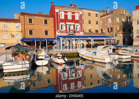 Le port de la vieille ville de Cres avec de petits bateaux de pêche locaux, l'île de Cres, Croatie, Europe Banque D'Images