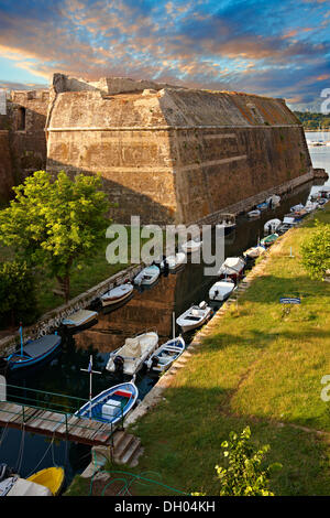 Douves et remparts de l'ancienne citadelle de la ville de Corfou, château, Corfou, îles Ioniennes, Grèce, Europe Banque D'Images