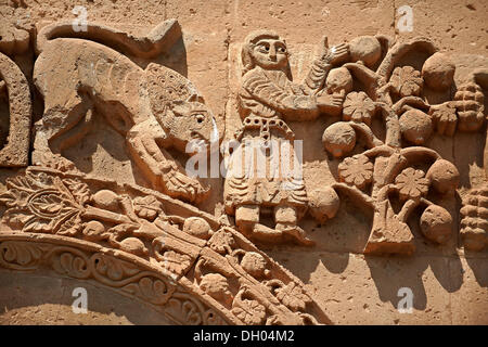 Sculptures en bas-relief des scènes de la bible sur l'extérieur de la 10e siècle cathédrale orthodoxe arménienne de la sainte Banque D'Images