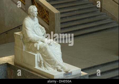 Assis statue en marbre du roi Ludwig I, exceptionnel quartier du Lichthof, atrium de l'UGP, Ludwig Maximilian University, bâtiment principal, Munich Banque D'Images