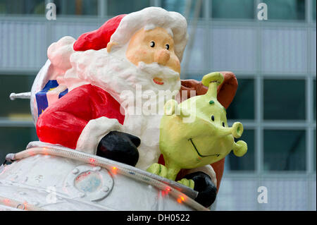 La figure du Père Noël avec un alien vert dans une soucoupe volante, marché de Noël, Franz-Josef-Strauss-Airport, Munich, Haute-Bavière Banque D'Images