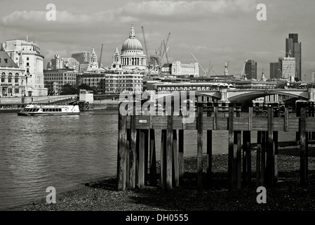 Pier, à, oxo, tour, quai, southbank london Thames River Banque D'Images