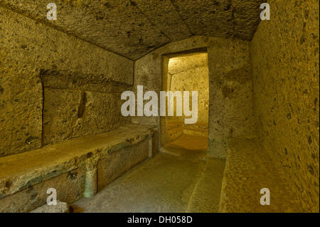 Tombeau de chambre, tomba dei Letti, un ancien tumulus rond tombe, nécropole étrusque de la Banditaccia Banque D'Images