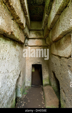 Tunnel d'entrée, dromos, de l'antique Tomba dei Greci Vasi tombe enceinte, nécropole étrusque de la Banditaccia Banque D'Images