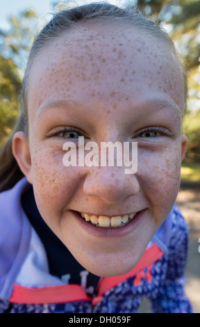 Smiling girl tween selfies pose pour une. Banque D'Images