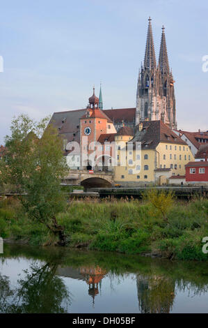 Steinerne Bruecke pont de pierre, du Danube, de la cathédrale La cathédrale Saint-Pierre, l'entrepôt de sel, ou Brueckentor Brueckturm, Regensburg Banque D'Images