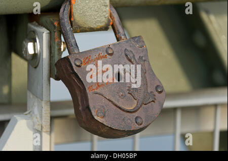 Cadenas des amoureux sur Eiserner Steg pont, Danube, Regensburg, Haut-Palatinat, en Bavière Banque D'Images