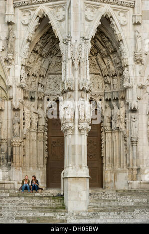 Portail avec les figures de saints, la cathédrale Saint-Pierre, Regensburg, Haut-Palatinat, en Bavière Banque D'Images