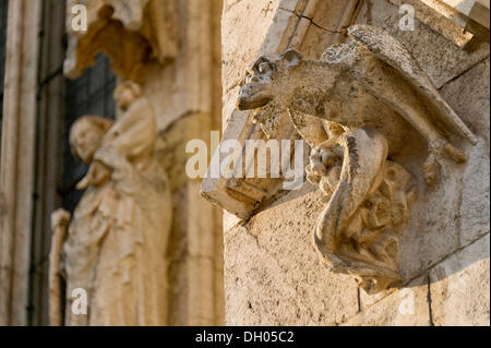 Sculpture d'un dragon sur la façade, la cathédrale Saint-Pierre, Regensburg, Haut-Palatinat, en Bavière Banque D'Images